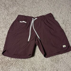 Vuori Men’s Banks 7” Short Burgundy V330
